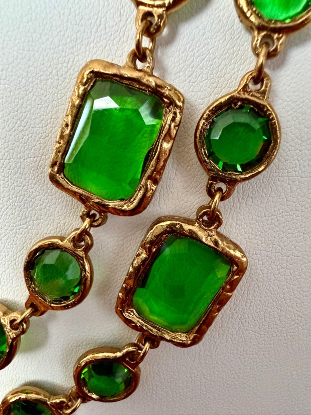 Chanel Vintage 1981 Chicklet Necklace in Emerald Green-Rare color - Picture 5 of 10